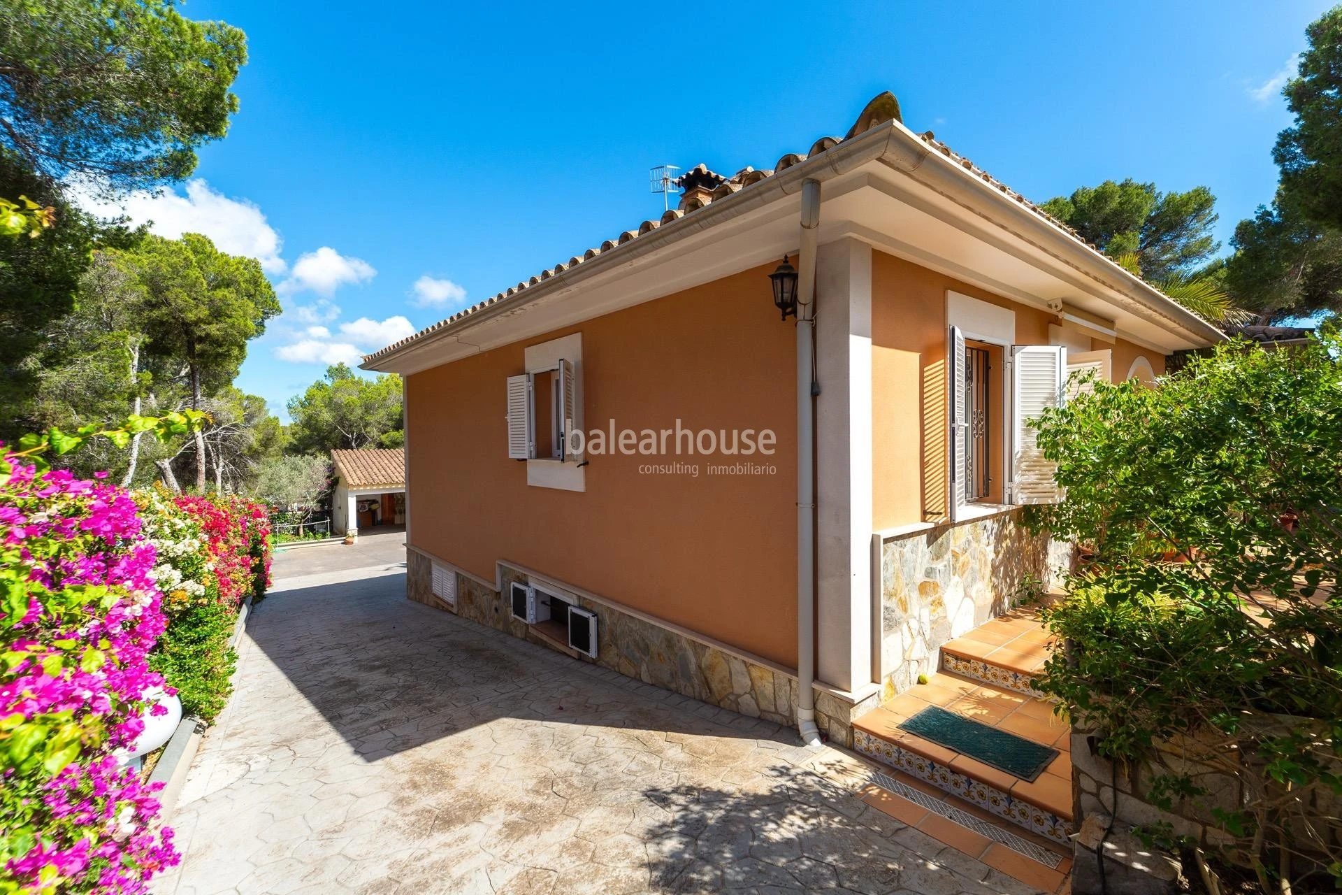 Bonito chalet con gran área de jardín, piscina y vistas despejadas a la montaña en Santa Ponsa