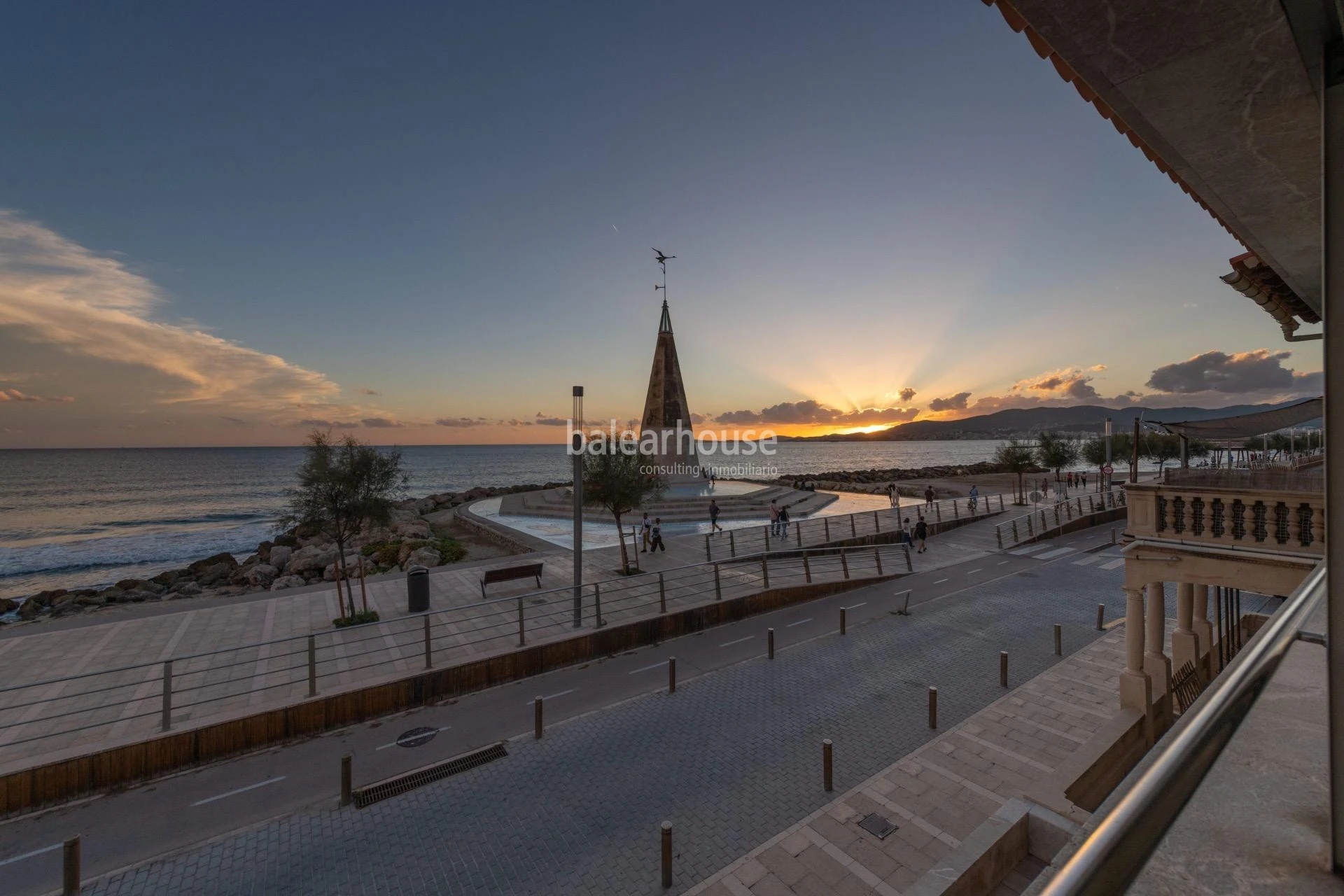 Magnífica casa frente al Mediterráneo con jardín, terraza y altas calidades en el privilegiado paseo del Portixol-Molinar