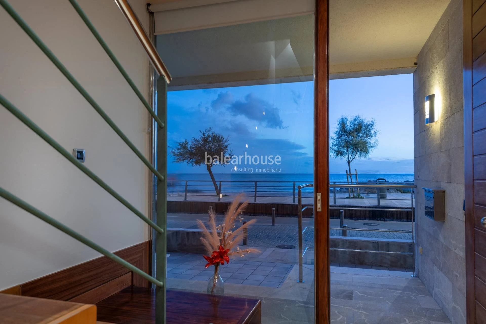 Magnífica casa frente al Mediterráneo con jardín, terraza y altas calidades en el privilegiado paseo del Portixol-Molinar