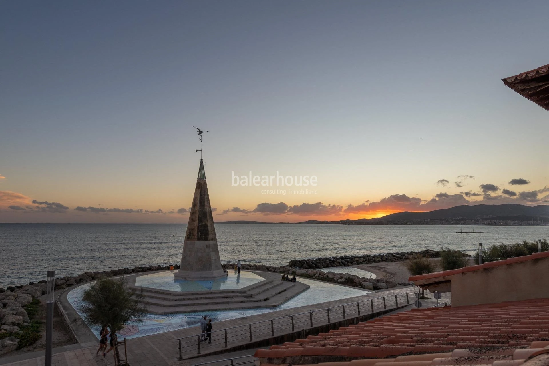 Magnífica casa frente al Mediterráneo con jardín, terraza y altas calidades en el privilegiado paseo del Portixol-Molinar