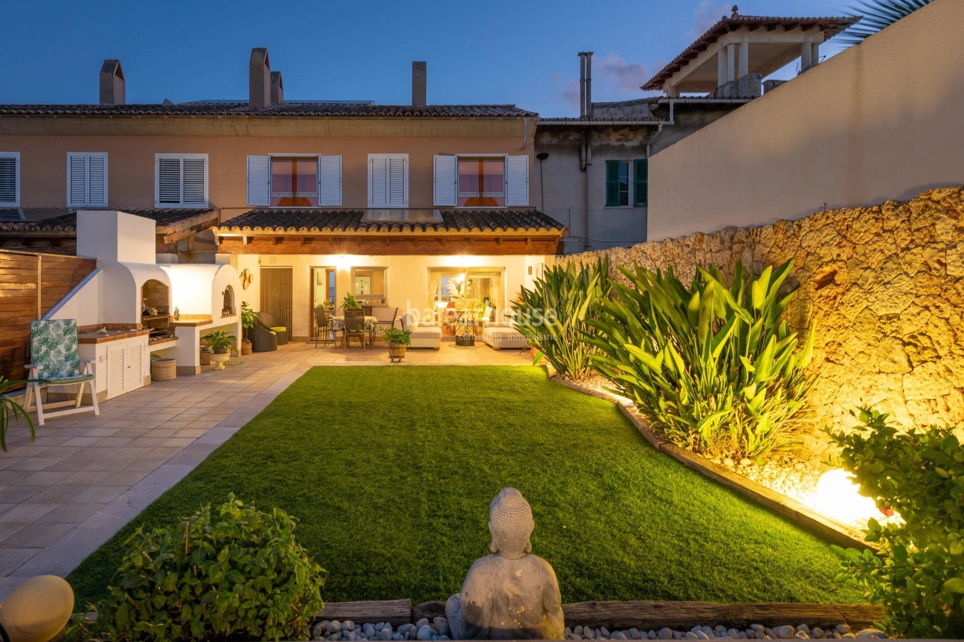 Magnífica casa frente al Mediterráneo con jardín, terraza y altas calidades en el privilegiado paseo del Portixol-Molinar