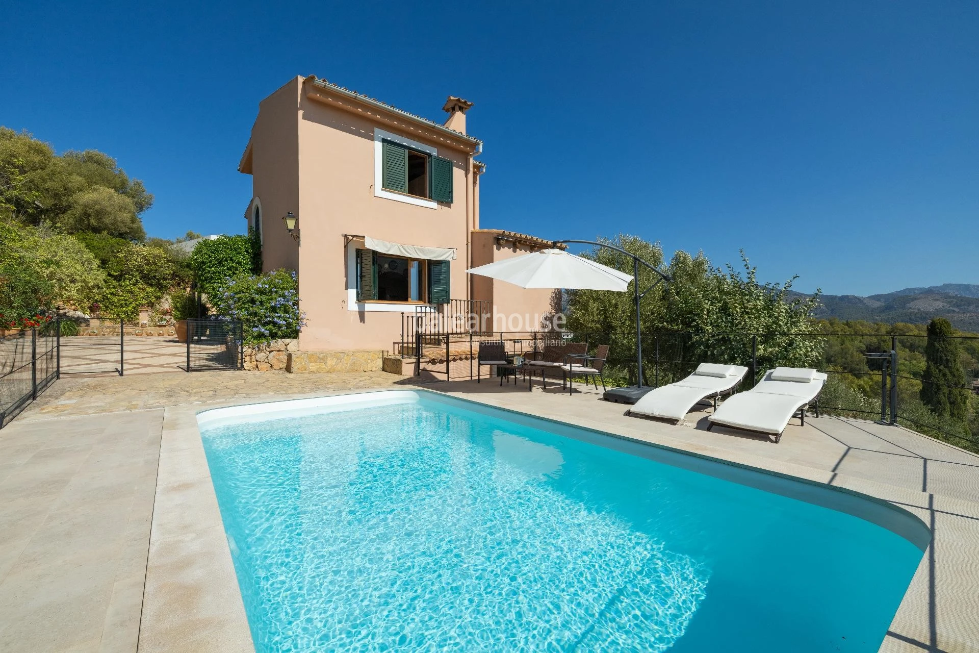 Beautiful views of the entire Tramuntana and Palma from this finca set high above Esporles