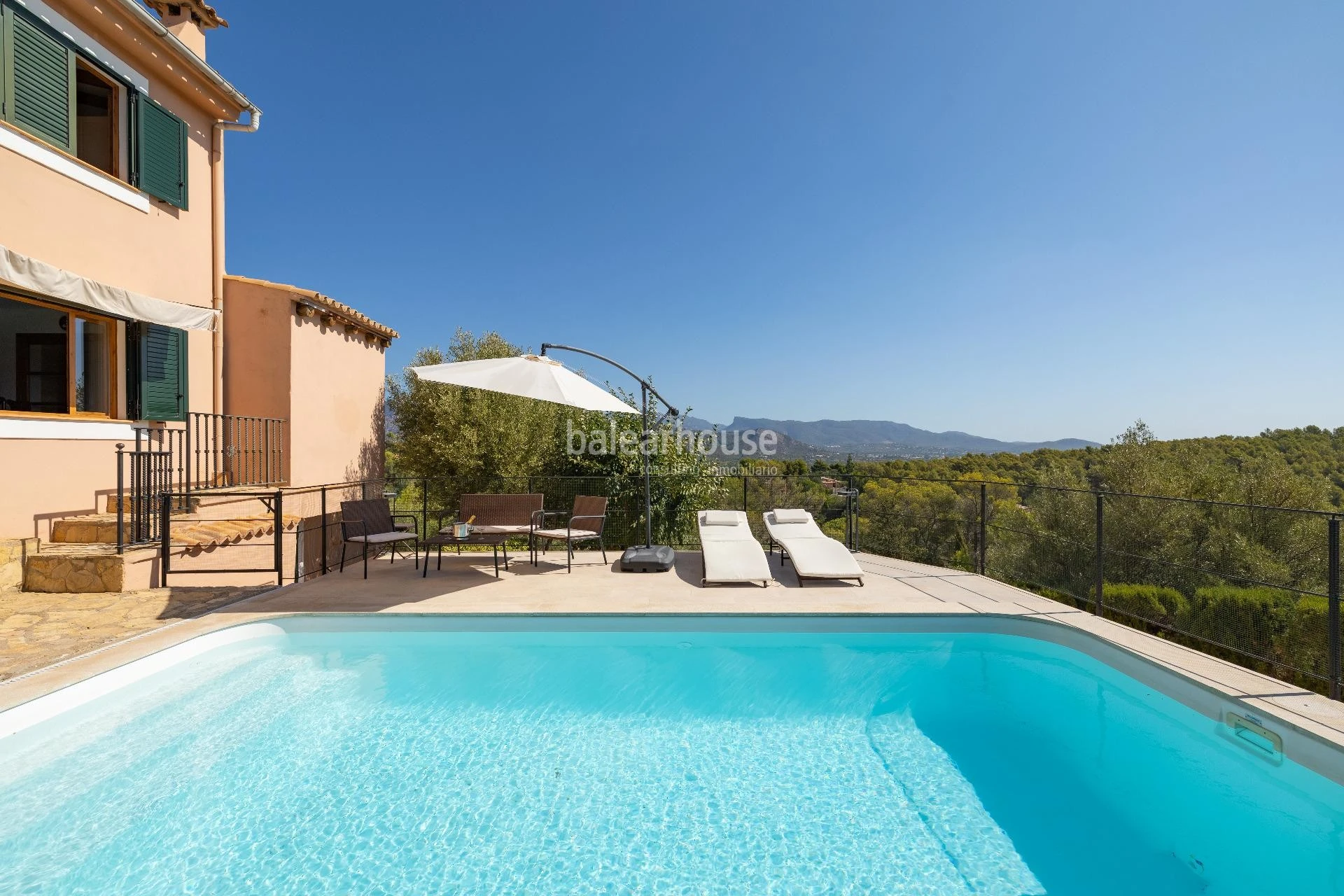 Beautiful views of the entire Tramuntana and Palma from this finca set high above Esporles