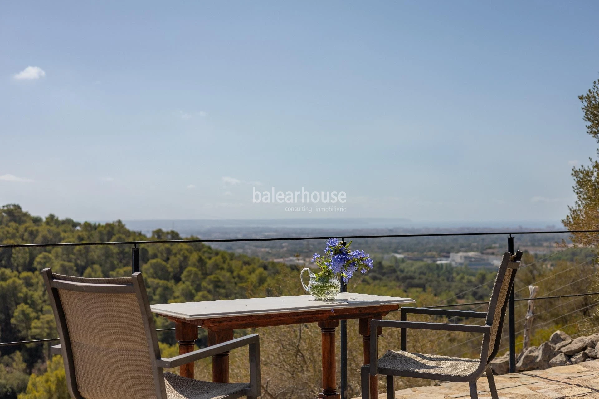 Beautiful views of the entire Tramuntana and Palma from this finca set high above Esporles