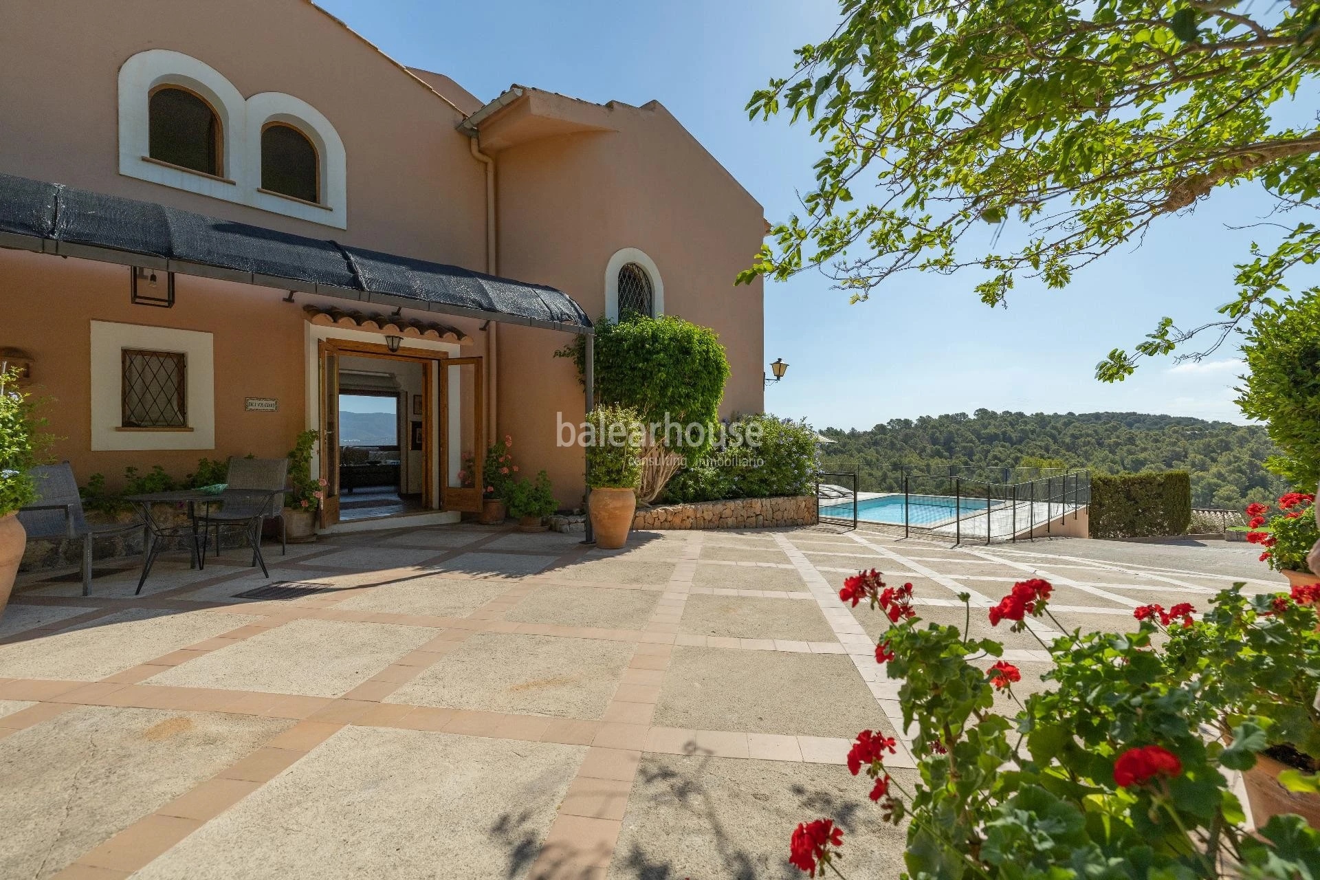Beautiful views of the entire Tramuntana and Palma from this finca set high above Esporles