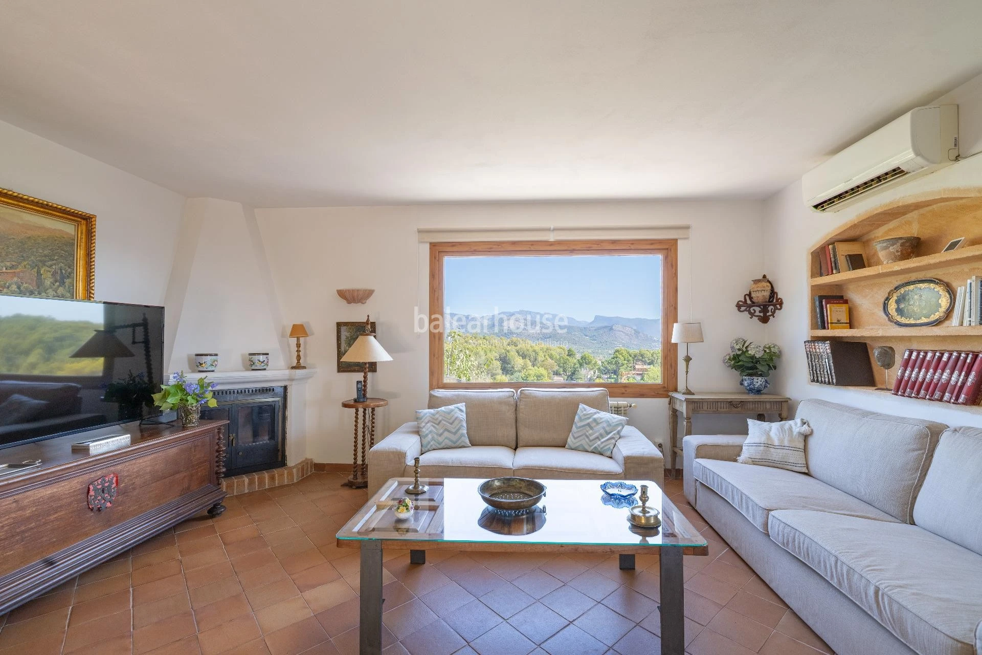 Beautiful views of the entire Tramuntana and Palma from this finca set high above Esporles