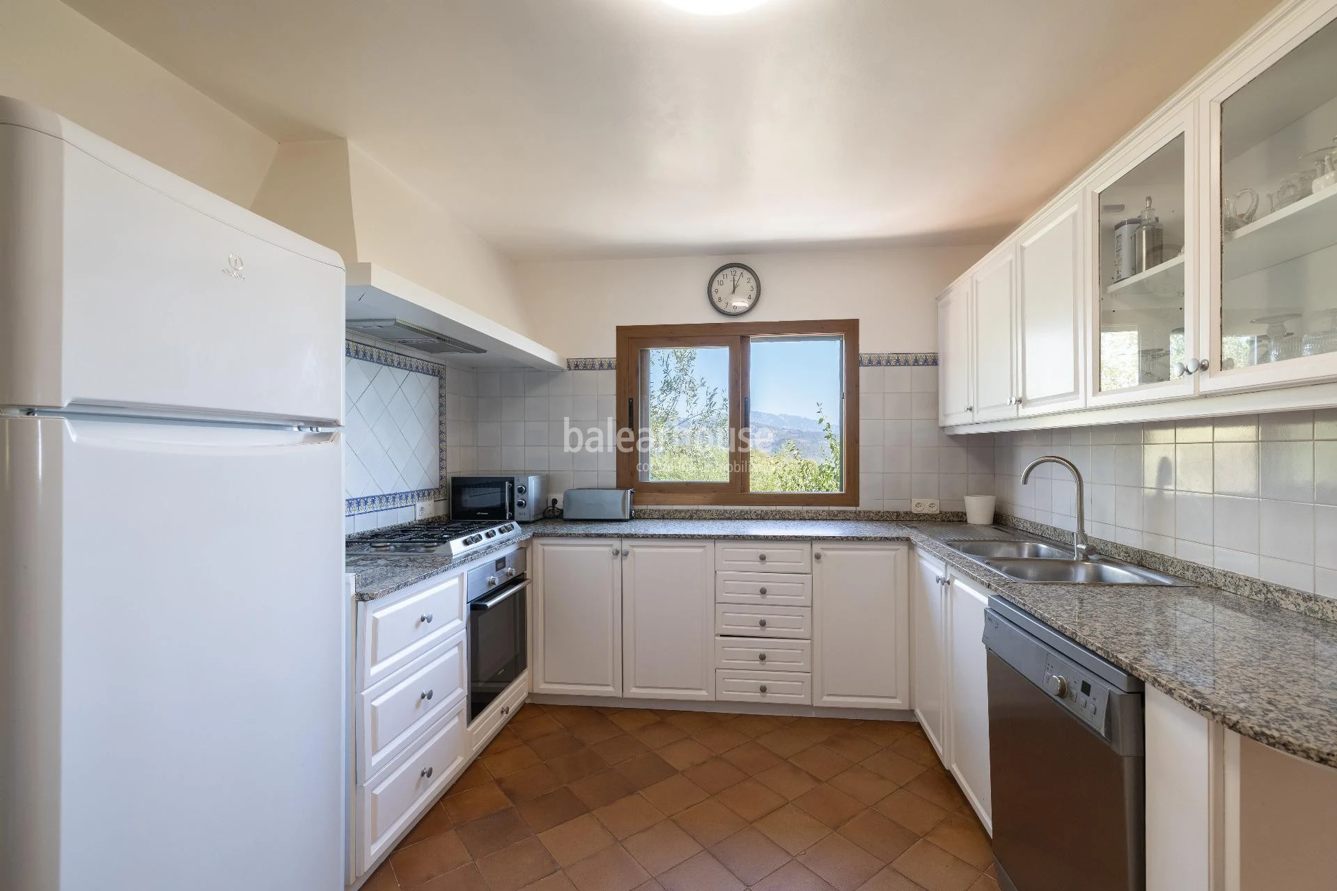 Beautiful views of the entire Tramuntana and Palma from this finca set high above Esporles