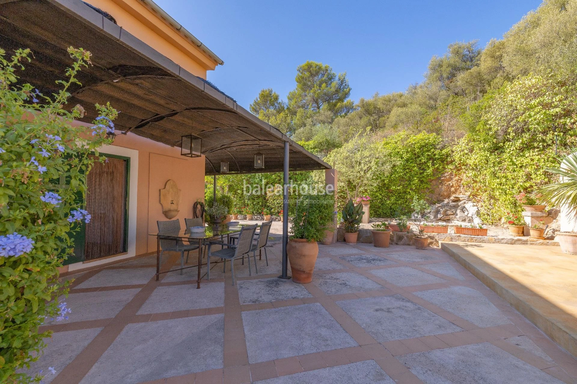Beautiful views of the entire Tramuntana and Palma from this finca set high above Esporles