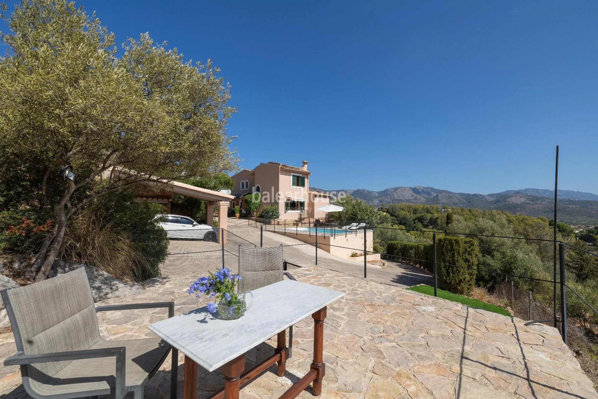 Beautiful views of the entire Tramuntana and Palma from this finca set high above Esporles