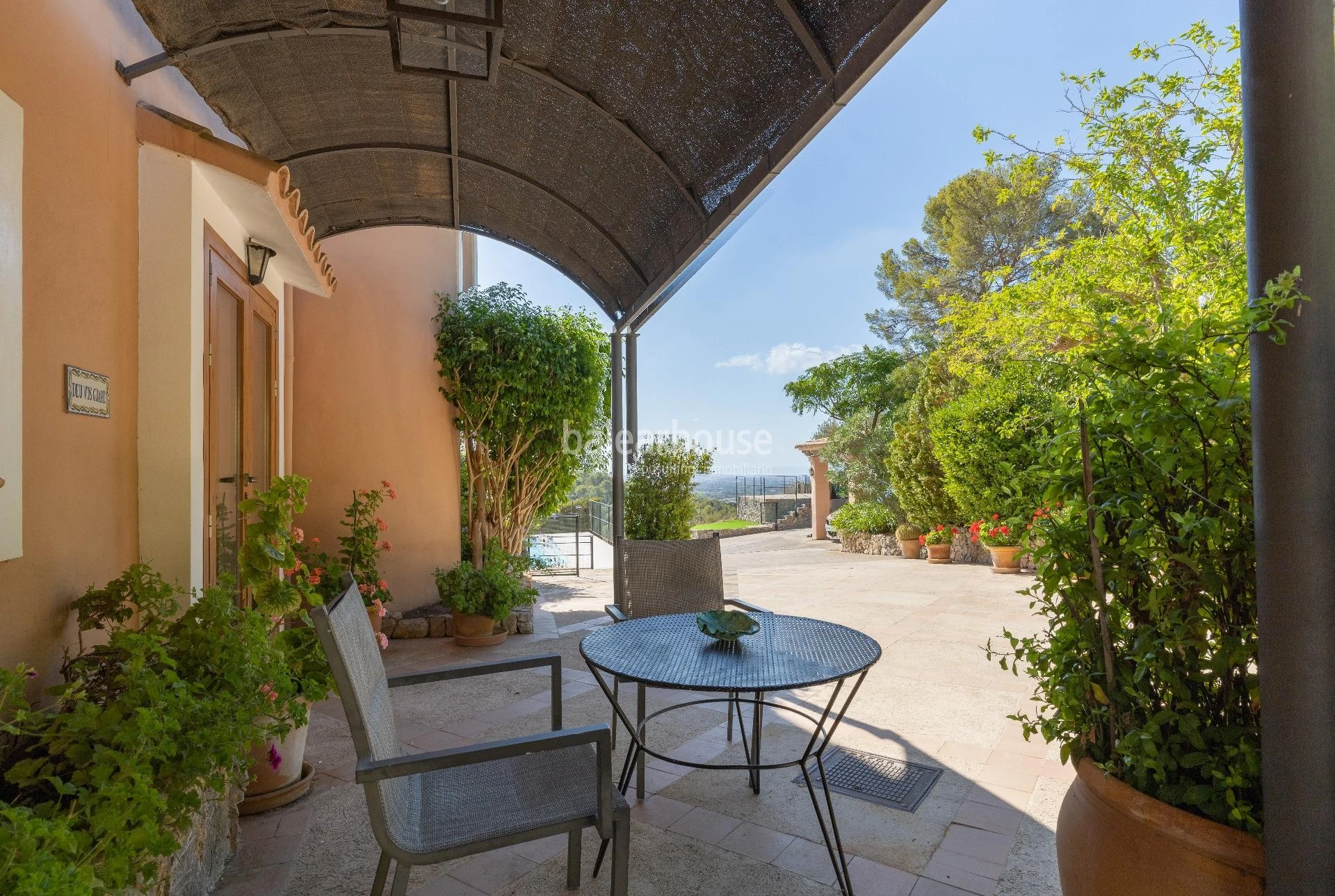 Beautiful views of the entire Tramuntana and Palma from this finca set high above Esporles