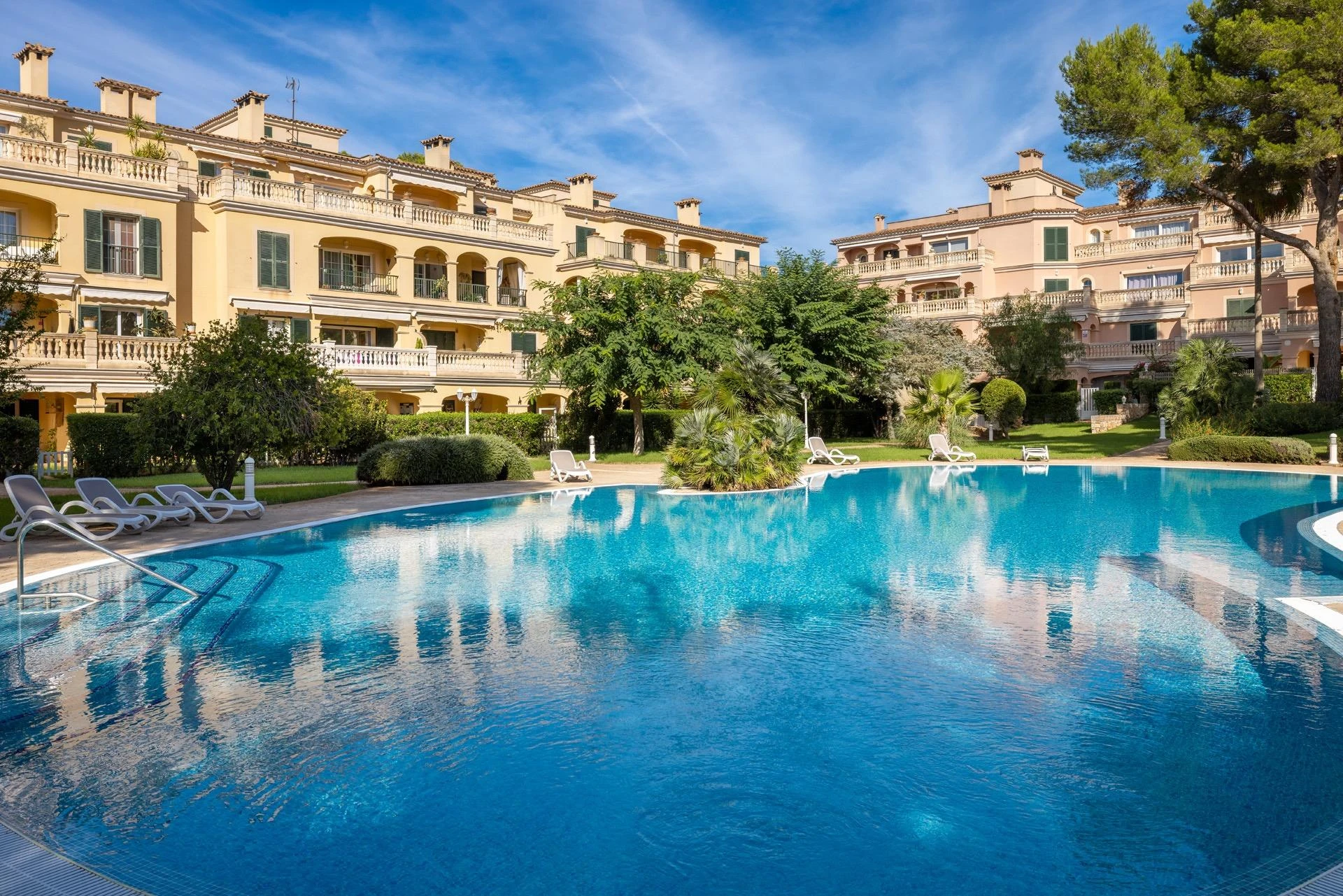 Amplio y luminoso piso con terraza, piscina y jardines, cerca de playas y junto al golf en Puig d Ros