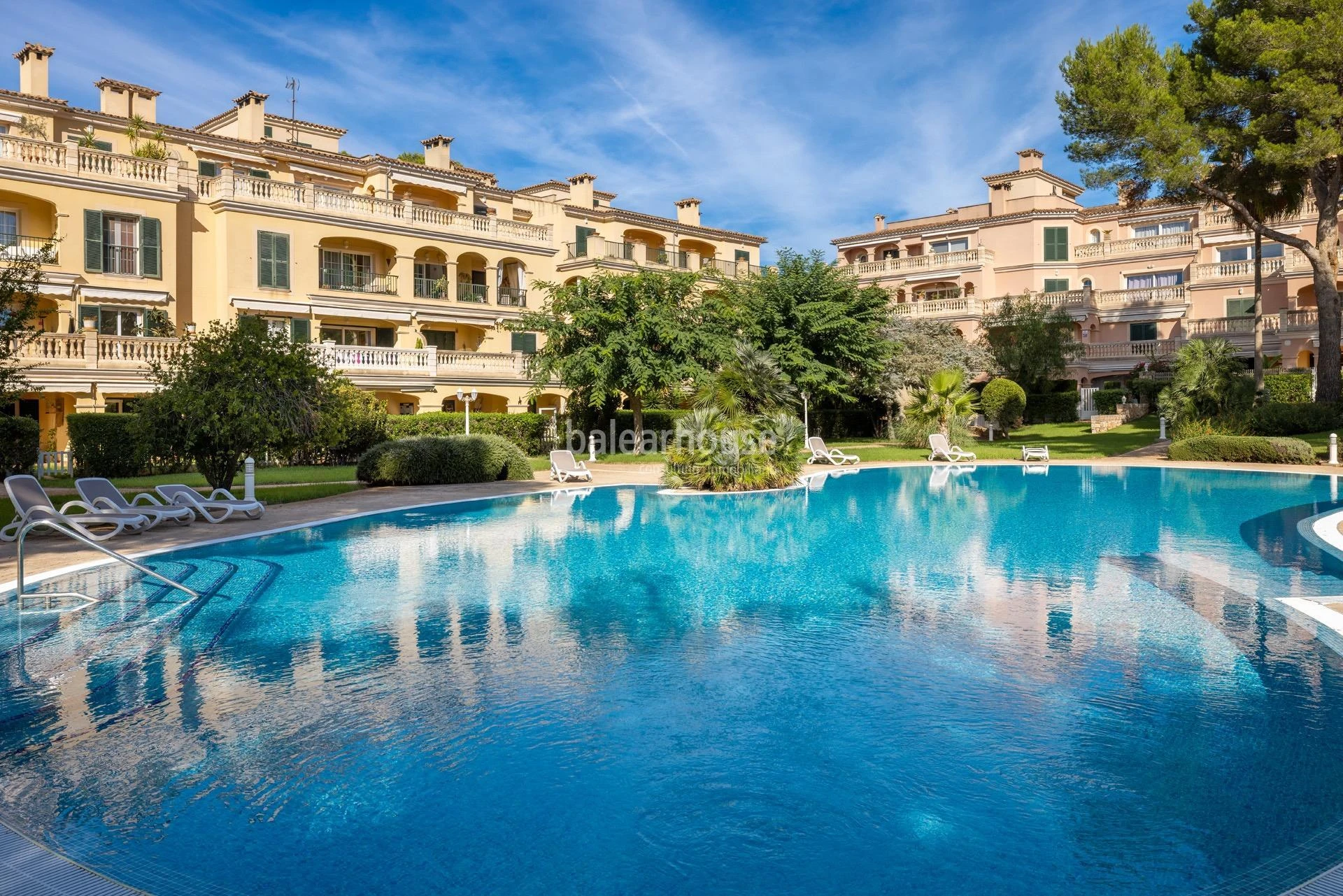 Geräumige, helle Wohnung mit Terrasse, Pool und Gärten, nahe den Stränden und direkt am Golfplatz in Puig de Ros