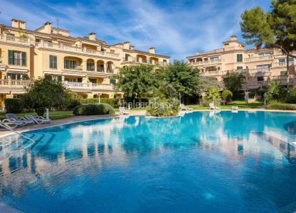 Amplio y luminoso piso con terraza, piscina y jardines, cerca de playas y junto al golf en Puig d Ros