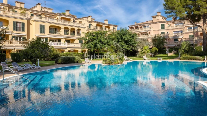 Geräumige, helle Wohnung mit Terrasse, Pool und Gärten, nahe den Stränden und direkt am Golfplatz in Puig de Ros