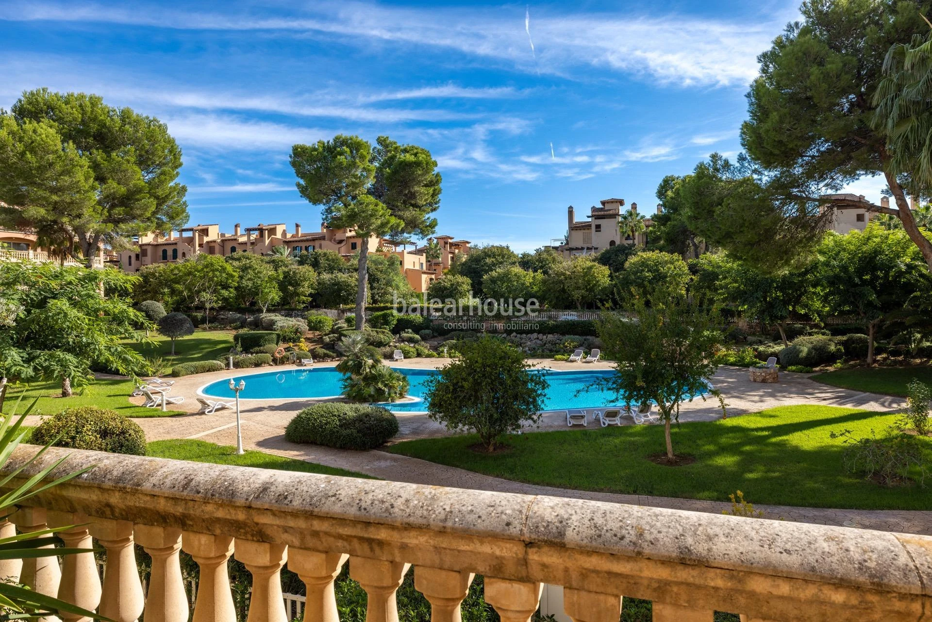 Geräumige, helle Wohnung mit Terrasse, Pool und Gärten, nahe den Stränden und direkt am Golfplatz in Puig de Ros