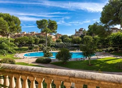 Amplio y luminoso piso con terraza, piscina y jardines, cerca de playas y junto al golf en Puig d Ros