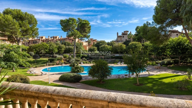 Geräumige, helle Wohnung mit Terrasse, Pool und Gärten, nahe den Stränden und direkt am Golfplatz in Puig de Ros