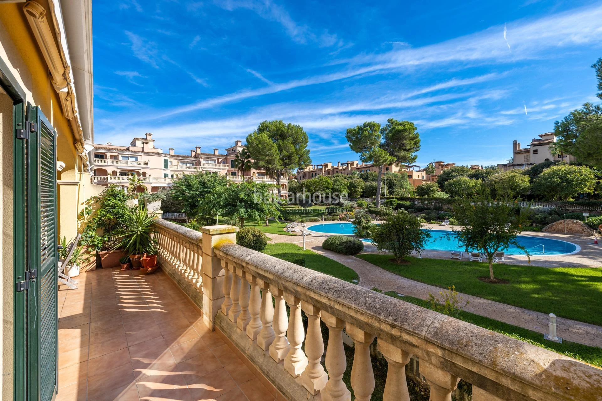 Geräumige, helle Wohnung mit Terrasse, Pool und Gärten, nahe den Stränden und direkt am Golfplatz in Puig de Ros