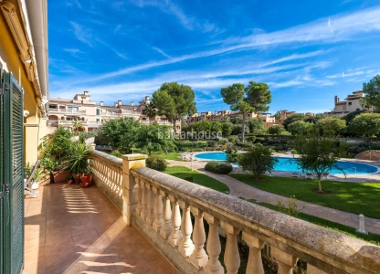 Amplio y luminoso piso con terraza, piscina y jardines, cerca de playas y junto al golf en Puig d Ros