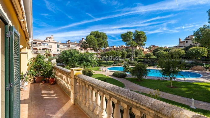 Geräumige, helle Wohnung mit Terrasse, Pool und Gärten, nahe den Stränden und direkt am Golfplatz in Puig de Ros
