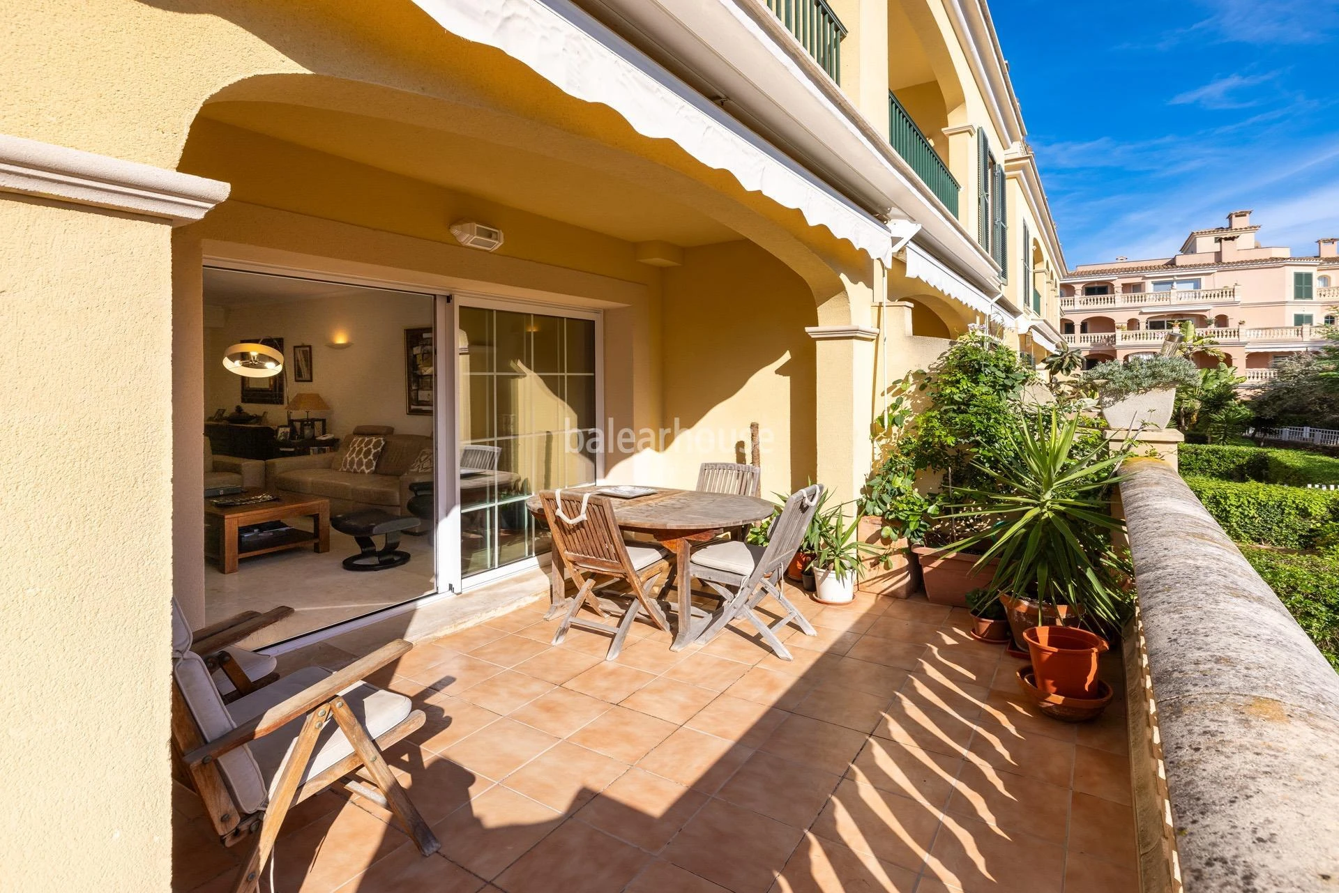 Geräumige, helle Wohnung mit Terrasse, Pool und Gärten, nahe den Stränden und direkt am Golfplatz in Puig de Ros