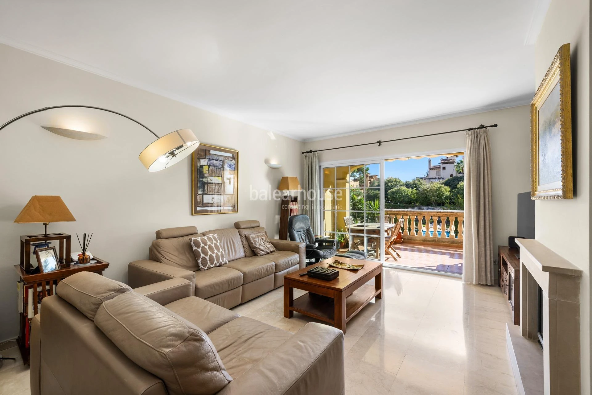 Geräumige, helle Wohnung mit Terrasse, Pool und Gärten, nahe den Stränden und direkt am Golfplatz in Puig de Ros