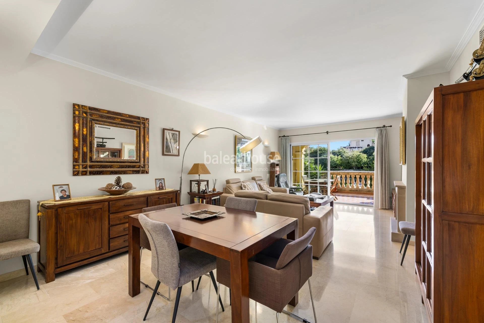 Geräumige, helle Wohnung mit Terrasse, Pool und Gärten, nahe den Stränden und direkt am Golfplatz in Puig de Ros
