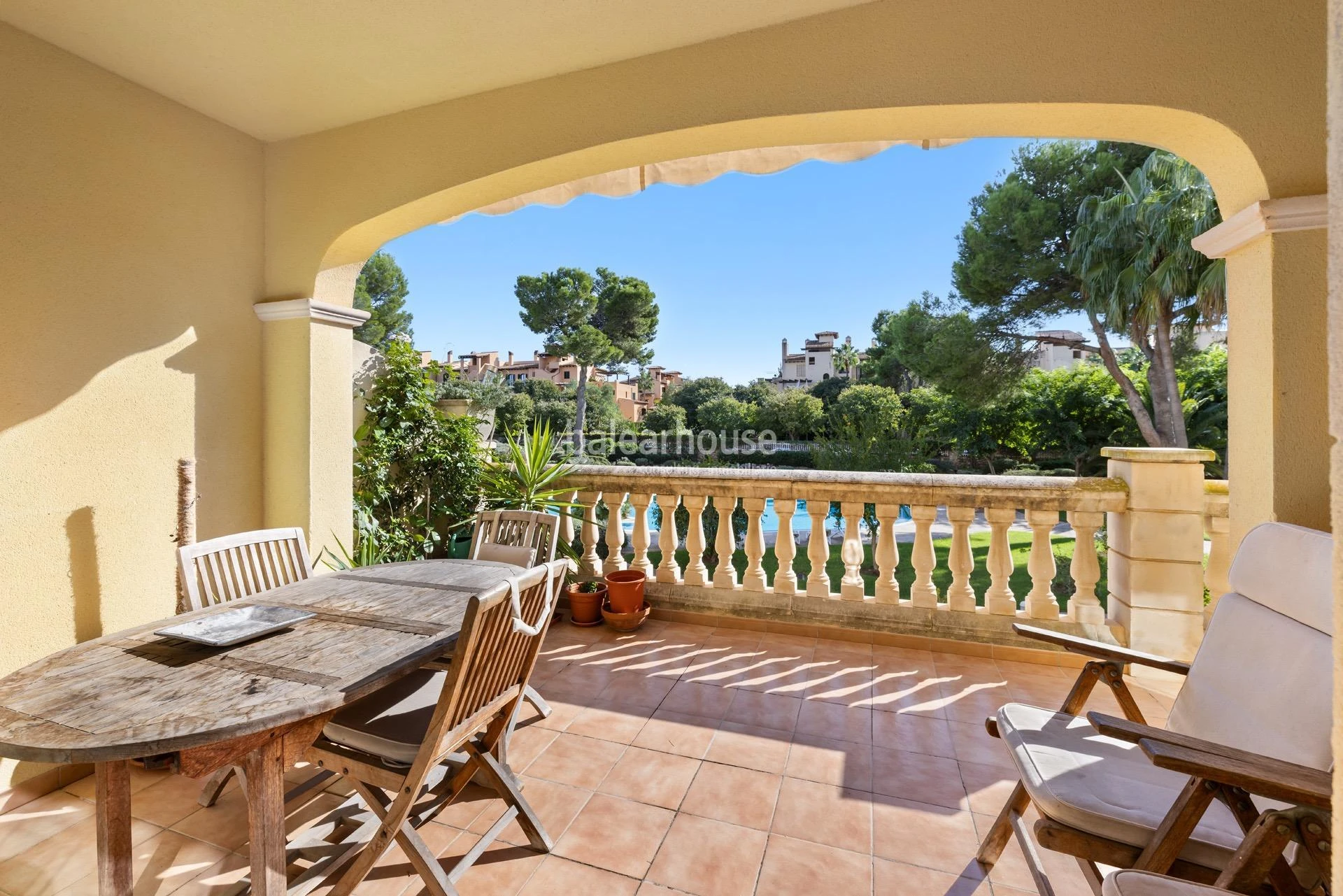 Geräumige, helle Wohnung mit Terrasse, Pool und Gärten, nahe den Stränden und direkt am Golfplatz in Puig de Ros