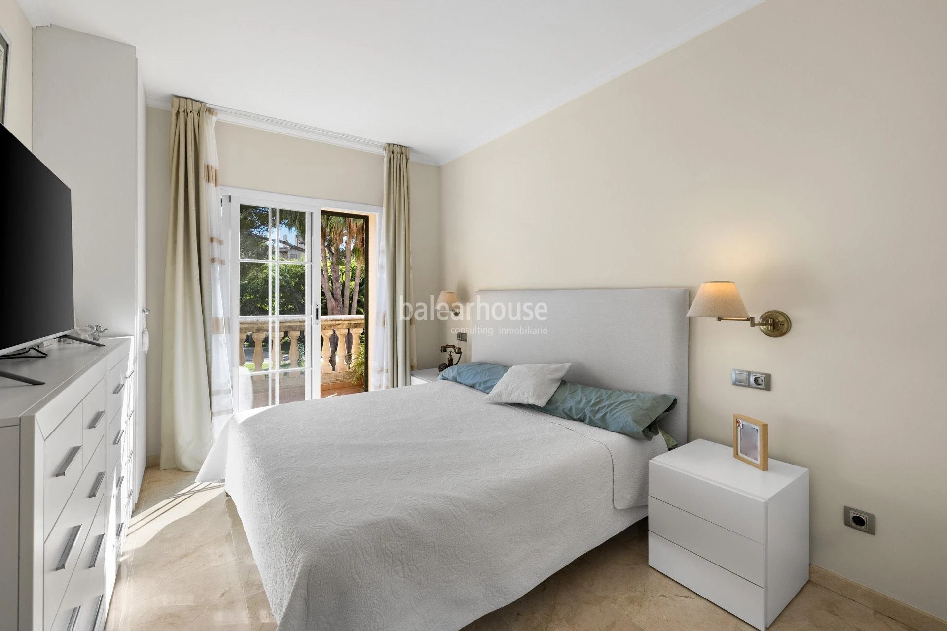 Geräumige, helle Wohnung mit Terrasse, Pool und Gärten, nahe den Stränden und direkt am Golfplatz in Puig de Ros