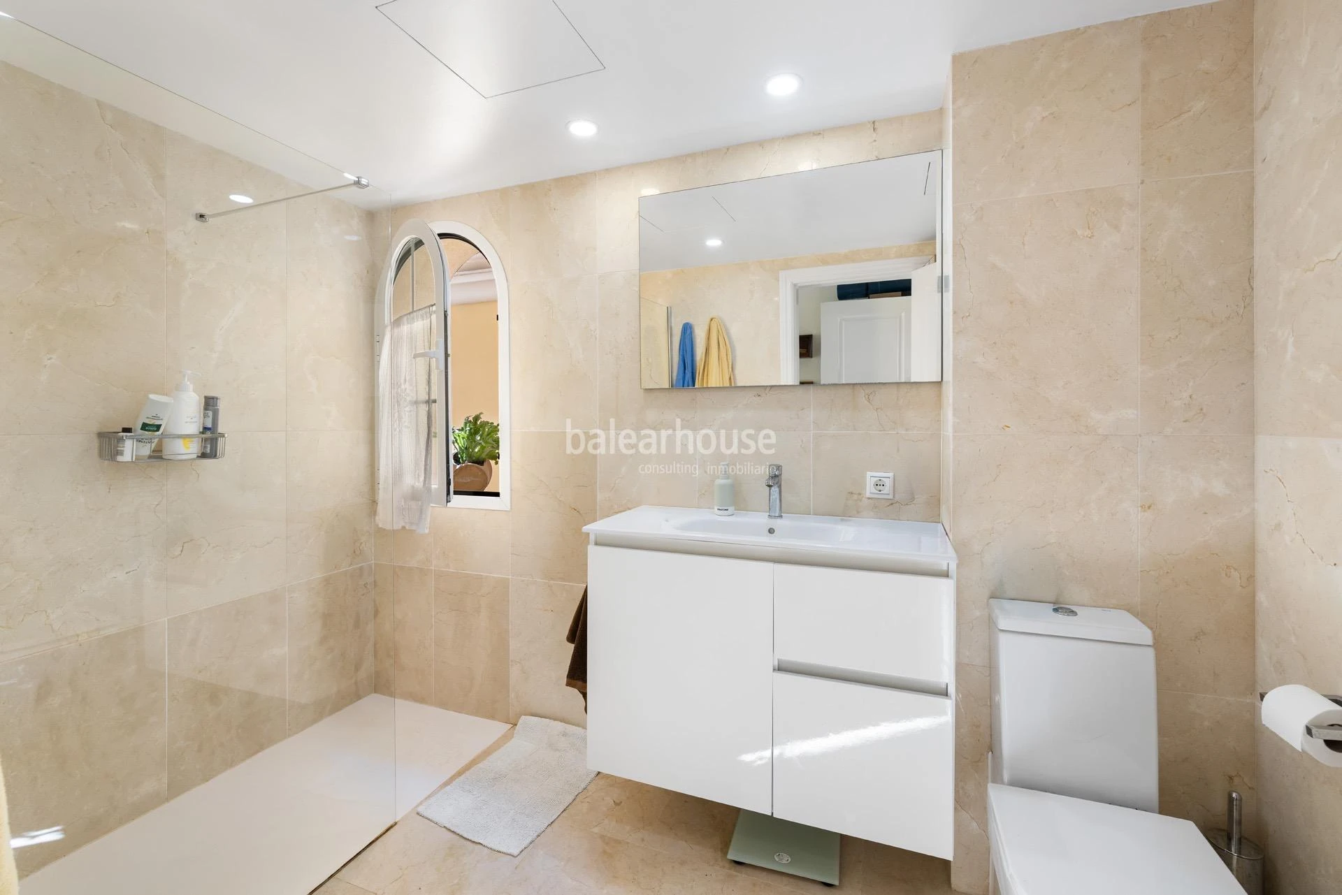 Geräumige, helle Wohnung mit Terrasse, Pool und Gärten, nahe den Stränden und direkt am Golfplatz in Puig de Ros
