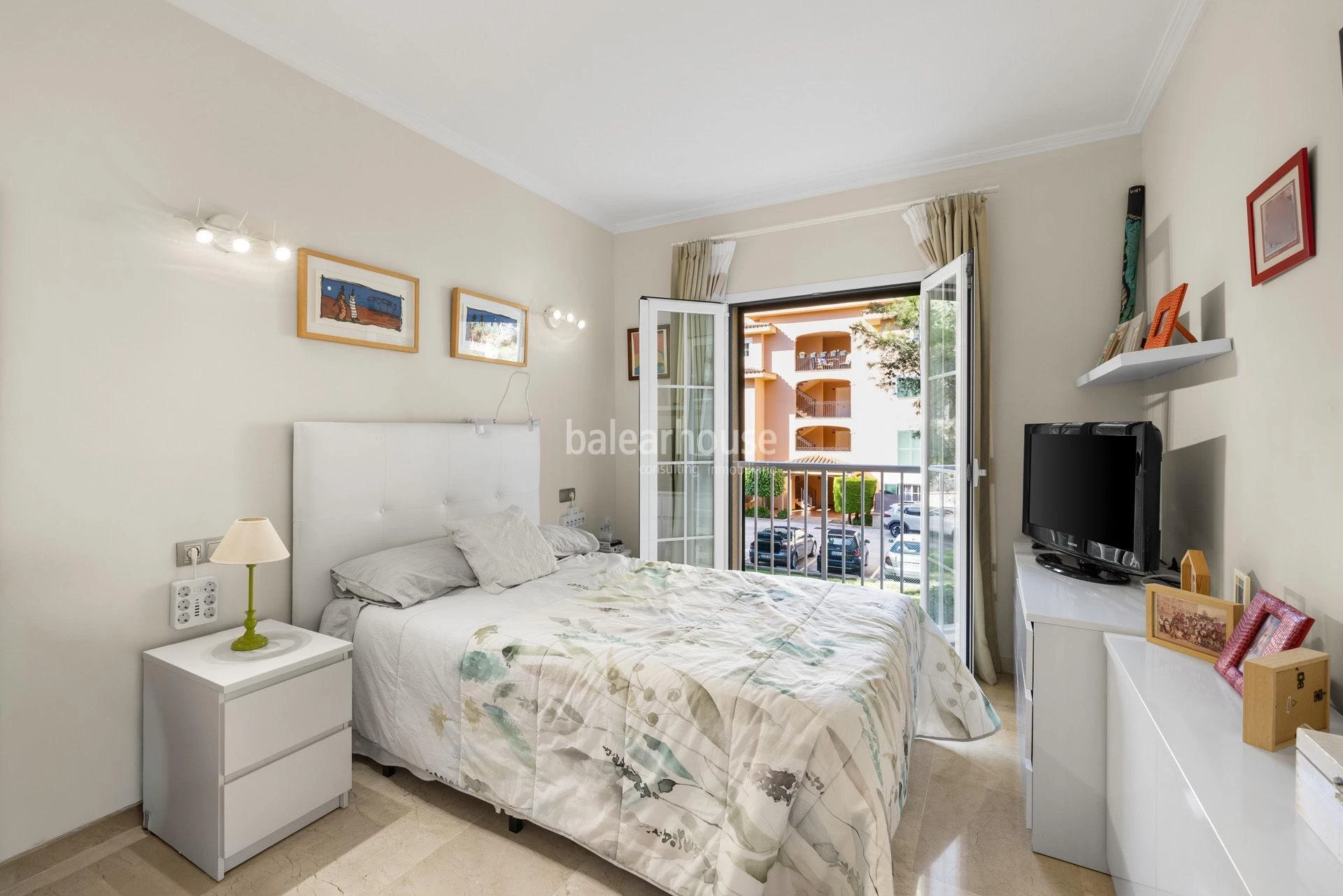Geräumige, helle Wohnung mit Terrasse, Pool und Gärten, nahe den Stränden und direkt am Golfplatz in Puig de Ros