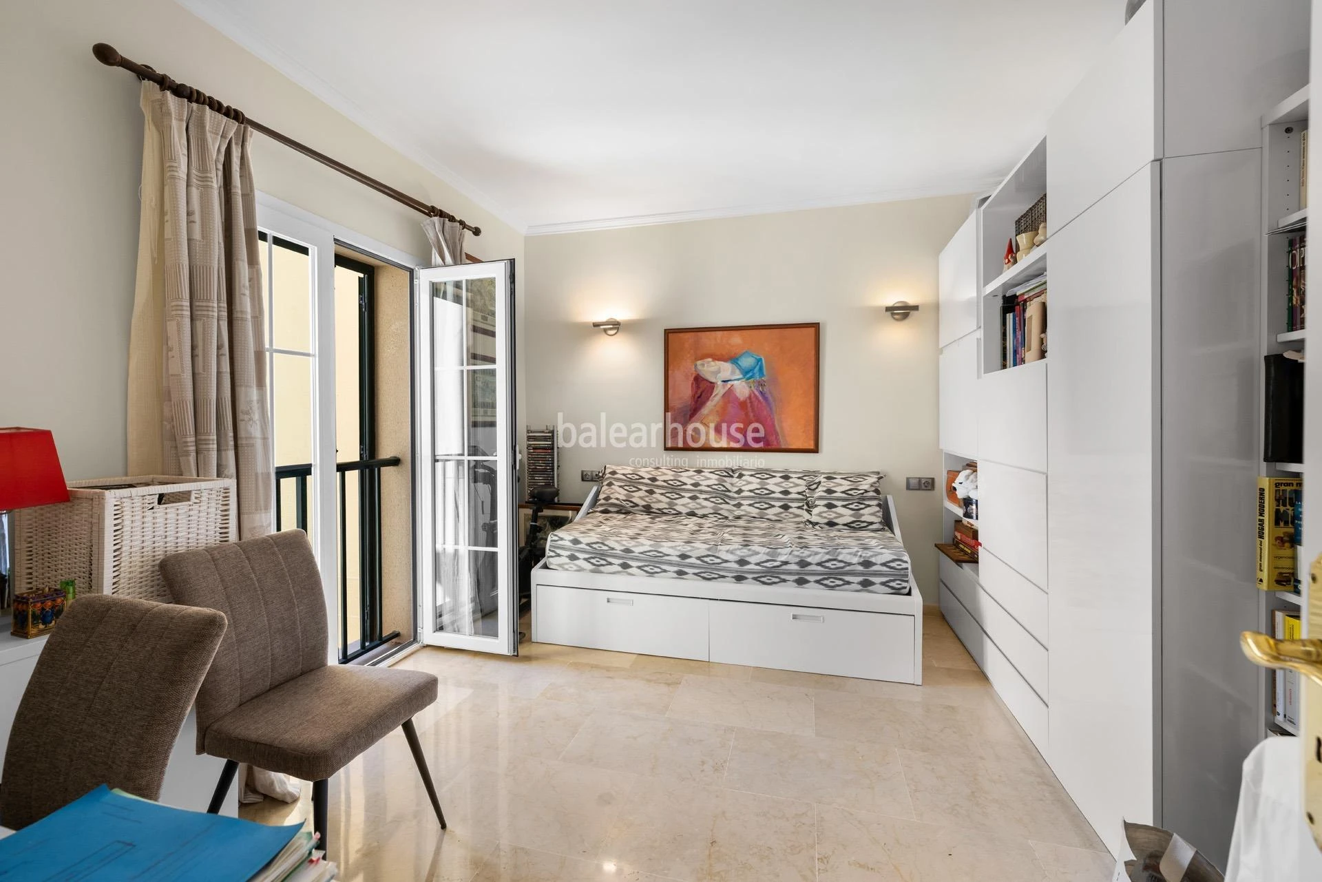Geräumige, helle Wohnung mit Terrasse, Pool und Gärten, nahe den Stränden und direkt am Golfplatz in Puig de Ros