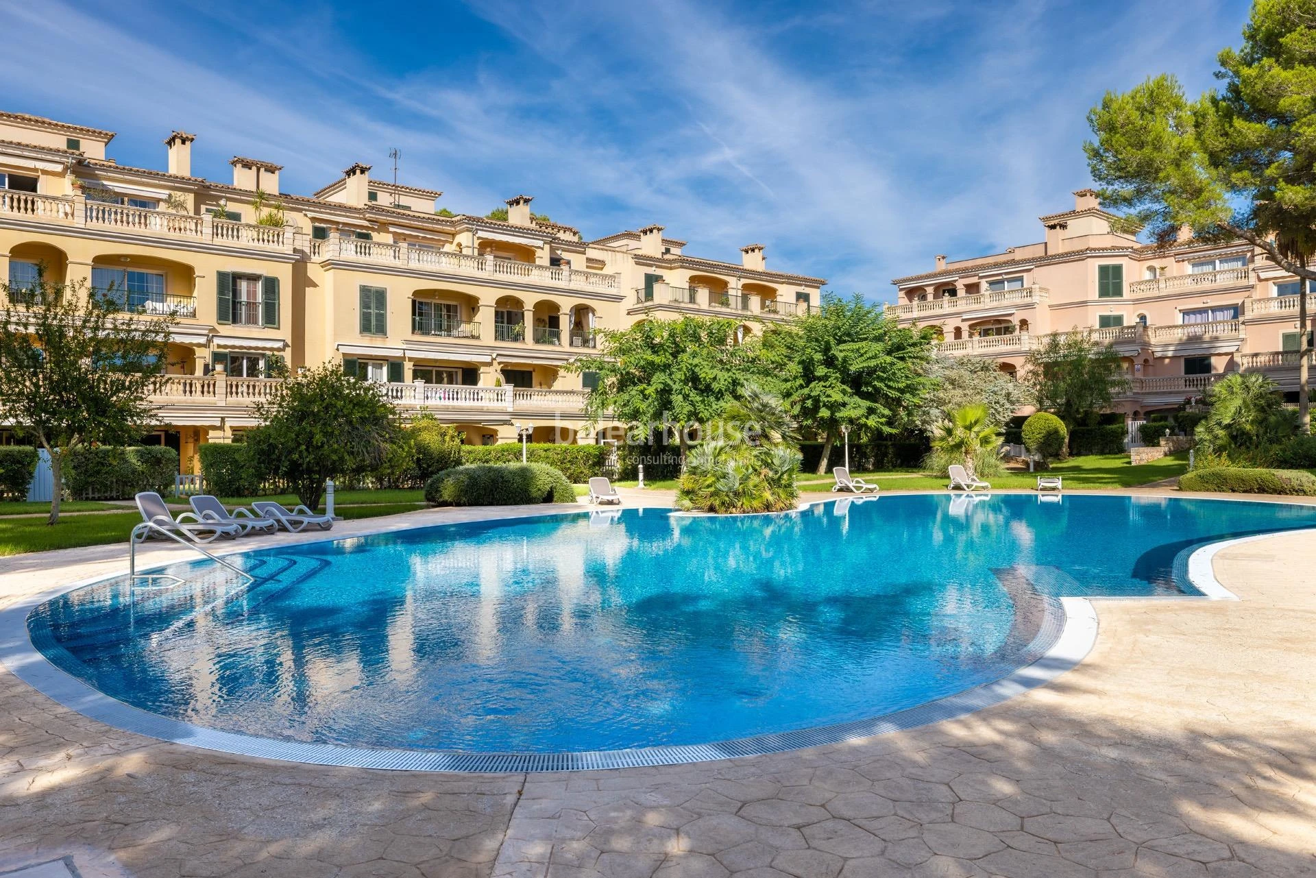 Geräumige, helle Wohnung mit Terrasse, Pool und Gärten, nahe den Stränden und direkt am Golfplatz in Puig de Ros