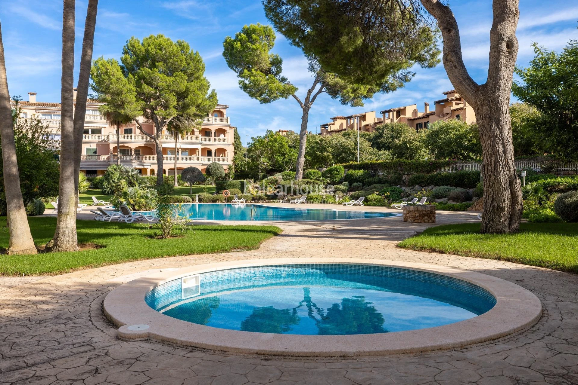 Geräumige, helle Wohnung mit Terrasse, Pool und Gärten, nahe den Stränden und direkt am Golfplatz in Puig de Ros