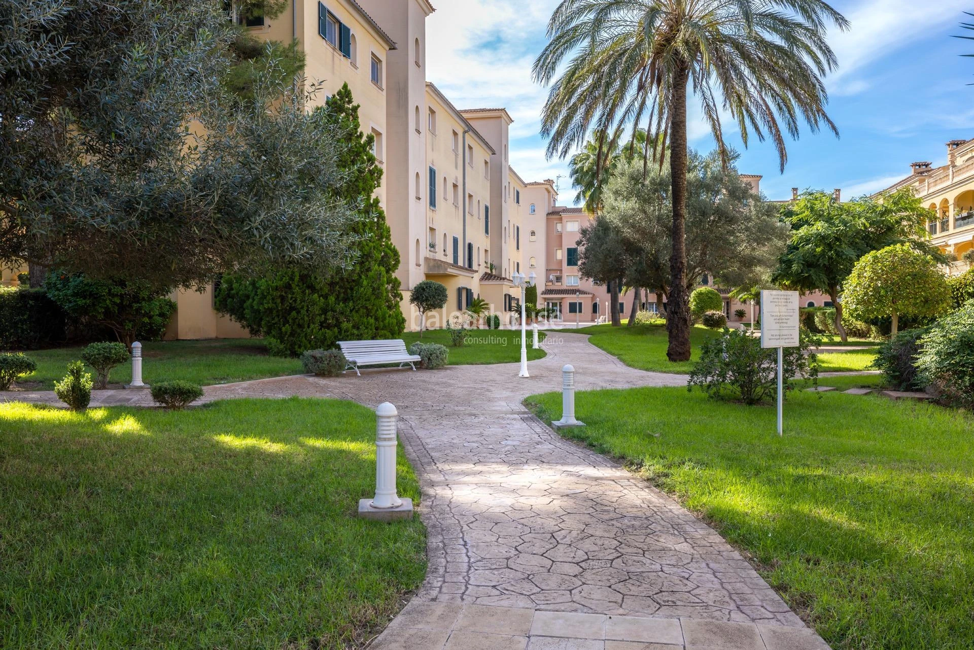 Geräumige, helle Wohnung mit Terrasse, Pool und Gärten, nahe den Stränden und direkt am Golfplatz in Puig de Ros