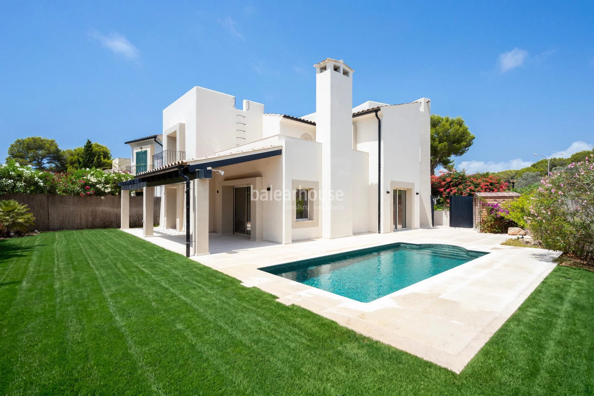 Bright villa featuring premium-quality materials, a garden and a swimming pool next to the golf course in Nova Santa Ponsa.