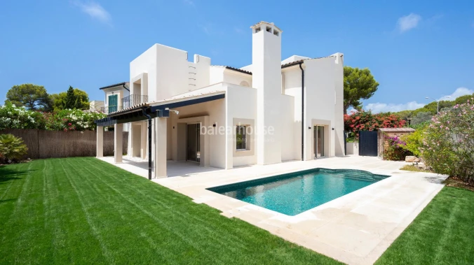 Bright villa featuring premium-quality materials, a garden and a swimming pool next to the golf course in Nova Santa Ponsa.