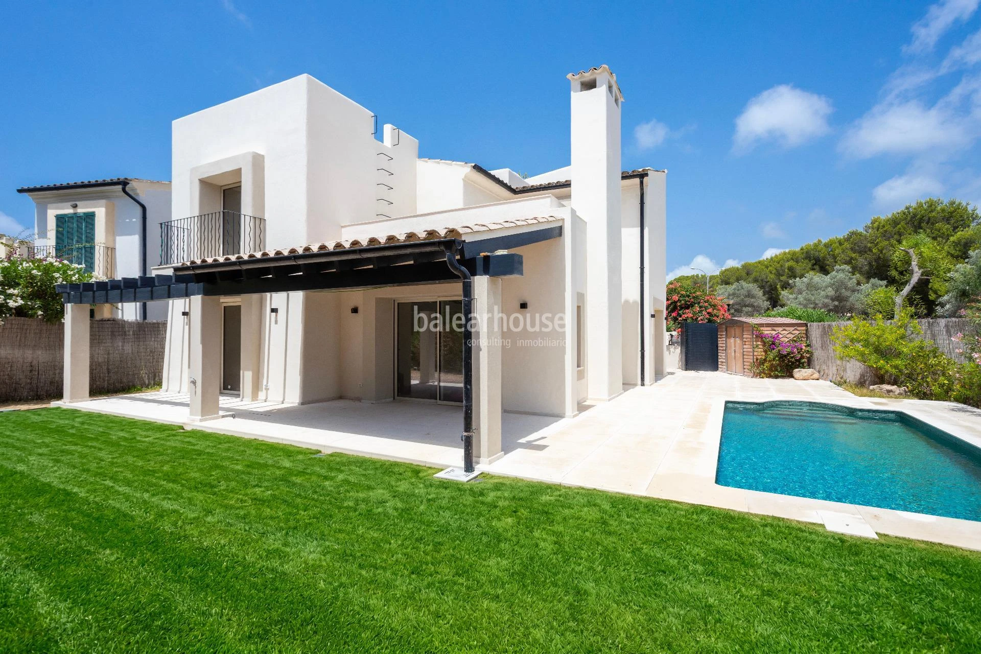 Bright villa featuring premium-quality materials, a garden and a swimming pool next to the golf course in Nova Santa Ponsa.