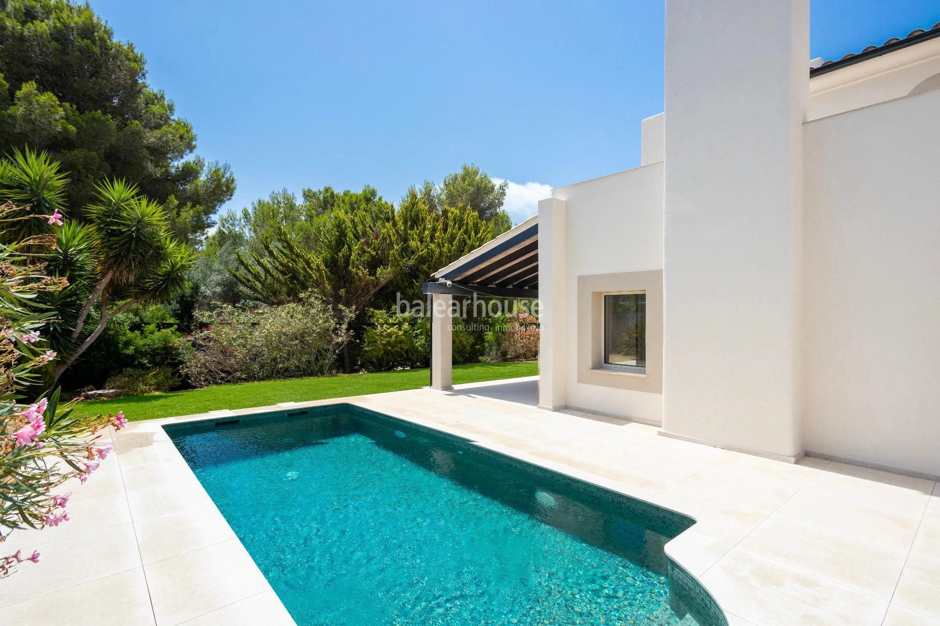 Bright villa featuring premium-quality materials, a garden and a swimming pool next to the golf course in Nova Santa Ponsa.
