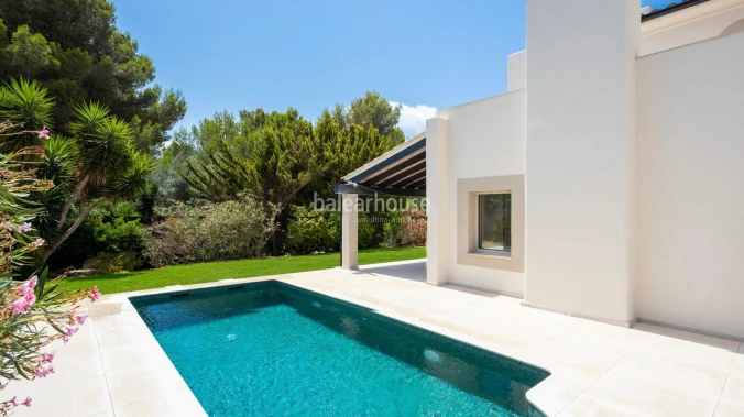 Bright villa featuring premium-quality materials, a garden and a swimming pool next to the golf course in Nova Santa Ponsa.