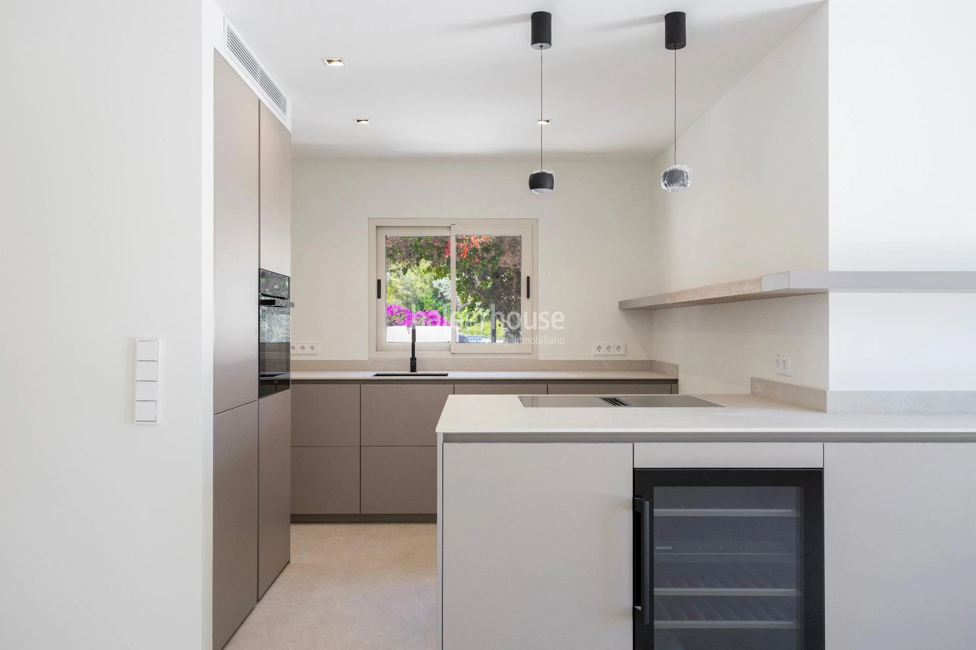 Bright villa featuring premium-quality materials, a garden and a swimming pool next to the golf course in Nova Santa Ponsa.