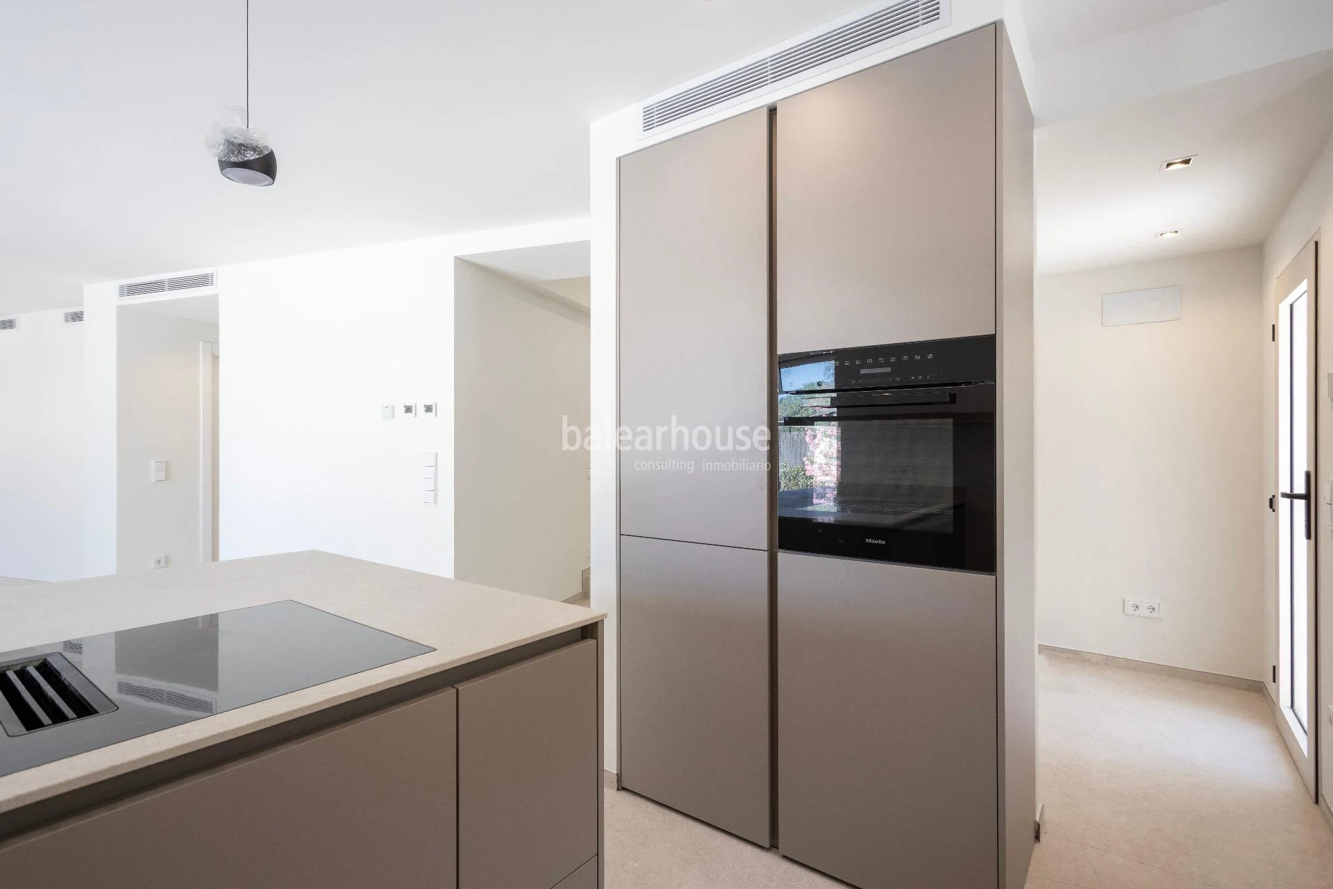 Bright villa featuring premium-quality materials, a garden and a swimming pool next to the golf course in Nova Santa Ponsa.