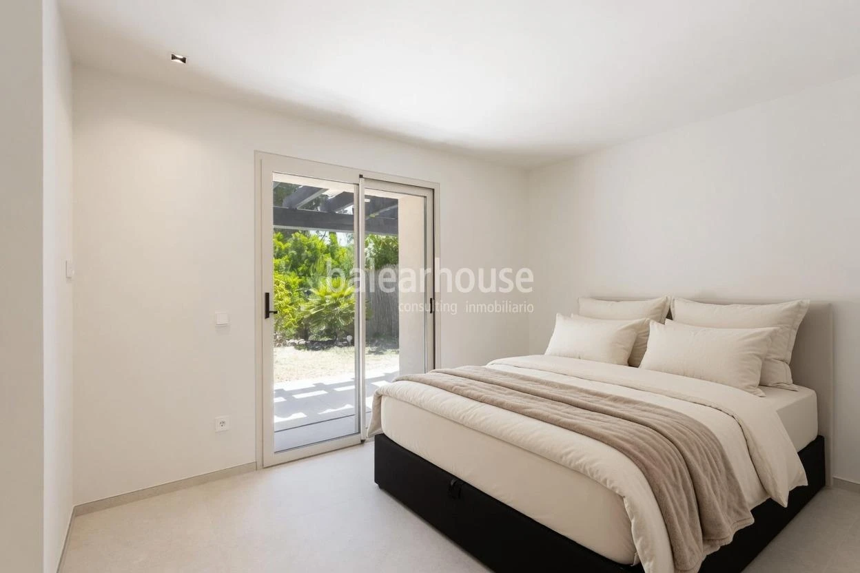 Bright villa featuring premium-quality materials, a garden and a swimming pool next to the golf course in Nova Santa Ponsa.