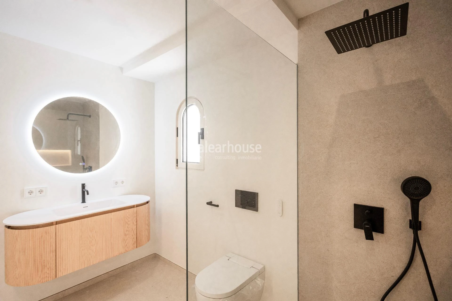 Bright villa featuring premium-quality materials, a garden and a swimming pool next to the golf course in Nova Santa Ponsa.