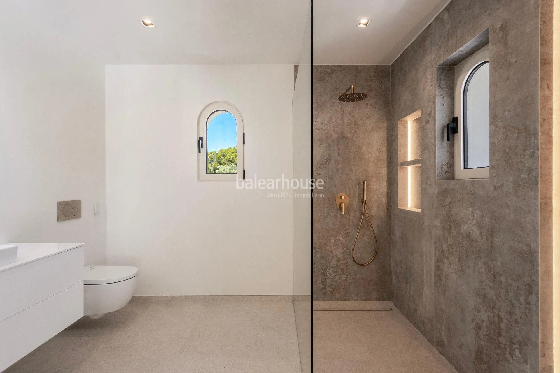 Bright villa featuring premium-quality materials, a garden and a swimming pool next to the golf course in Nova Santa Ponsa.