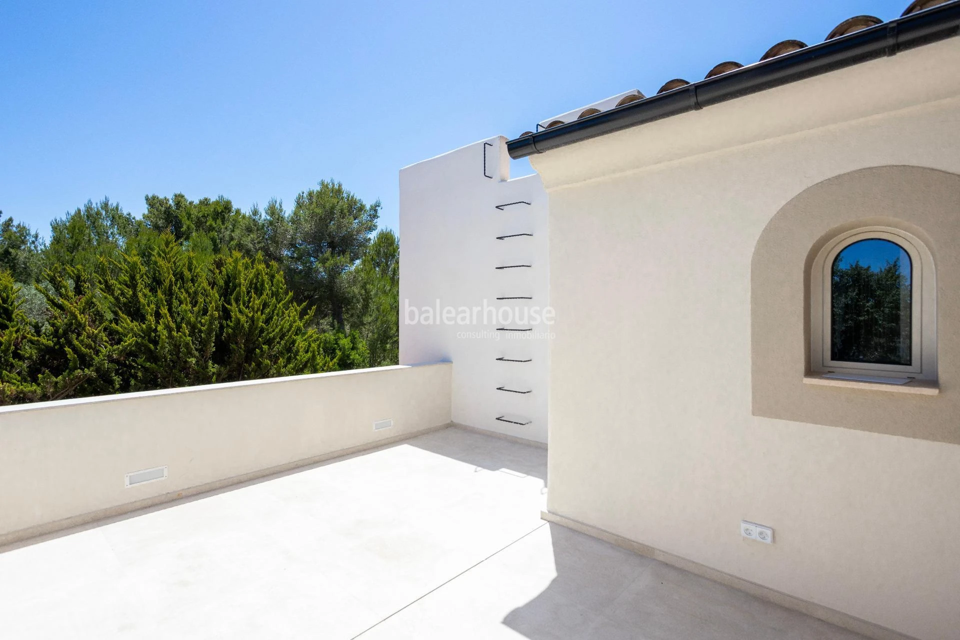 Bright villa featuring premium-quality materials, a garden and a swimming pool next to the golf course in Nova Santa Ponsa.