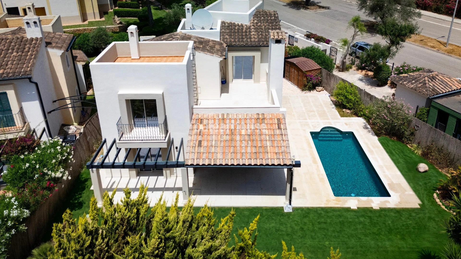 Bright villa featuring premium-quality materials, a garden and a swimming pool next to the golf course in Nova Santa Ponsa.