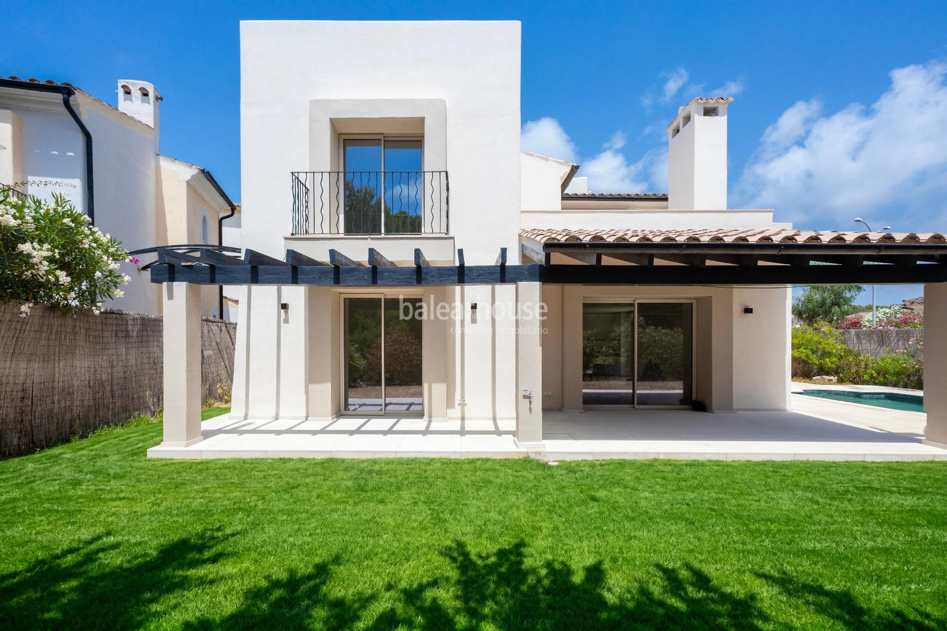 Bright villa featuring premium-quality materials, a garden and a swimming pool next to the golf course in Nova Santa Ponsa.