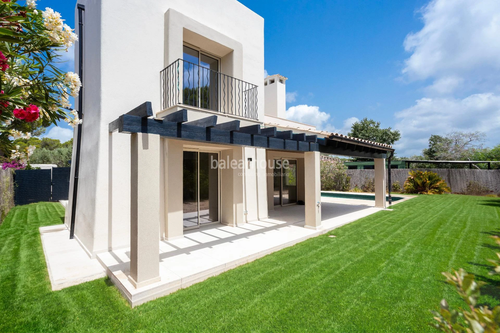 Bright villa featuring premium-quality materials, a garden and a swimming pool next to the golf course in Nova Santa Ponsa.