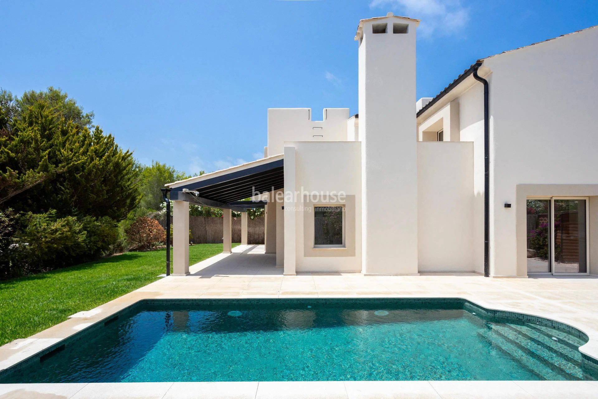 Bright villa featuring premium-quality materials, a garden and a swimming pool next to the golf course in Nova Santa Ponsa.